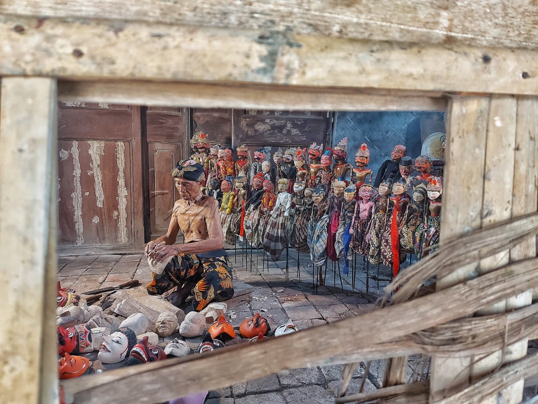 Ki Warsad julukanya, adalah seorang pengerajin/pembuat Topeng dan Wayang Golek Cepak yang masih bertahan di Indramayu tepatnya di desa Gadingan.