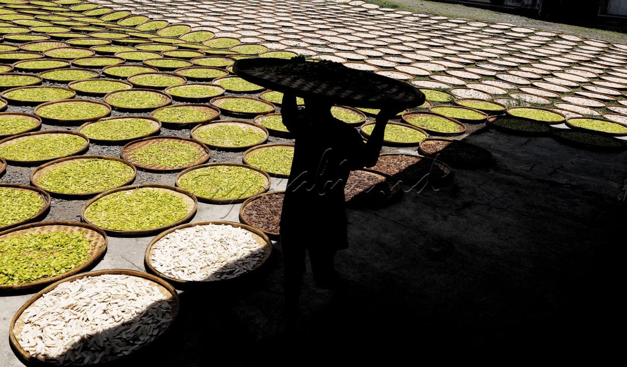 Selain dengan wisata budaya, Indramayu terkenal memiliki pabrik serta pemasok kerupuk yang sangat besar, terletak tidak jauh dari kota dan desa ini di juluki desa Dukuh Kerupuk.