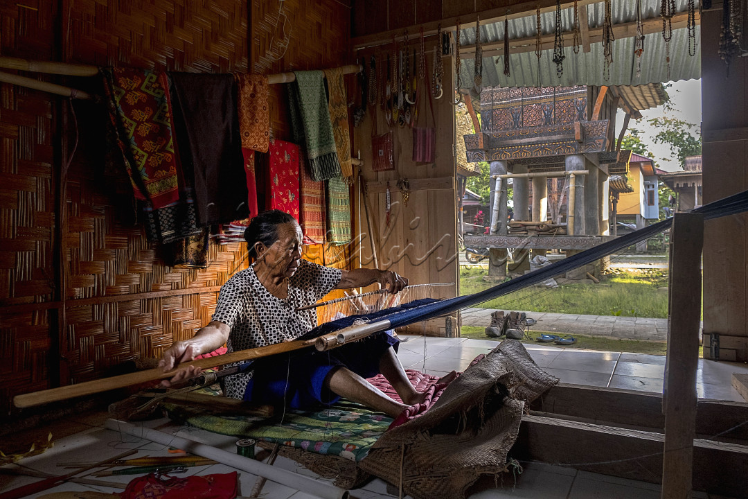 Tenun tradisional kain khas toraja dengan peralatan tradisional dan dikerjakan secara manual oleh Ne' Marni, begitu orang memanggilnya di objek wisata palawa, Toraja Utara<br />
<br />
Tenun ini adalah salah satu warisan budaya dari suku toraja yang sudah turun temurun dan masih bertahan sampai sekarang.