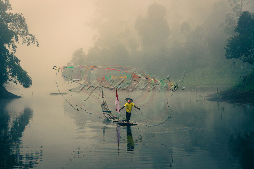 Seorang penjala ikan di daerah jawa barat yang bangga akan indonesia mengenakan masker merah putih. &nbsp;