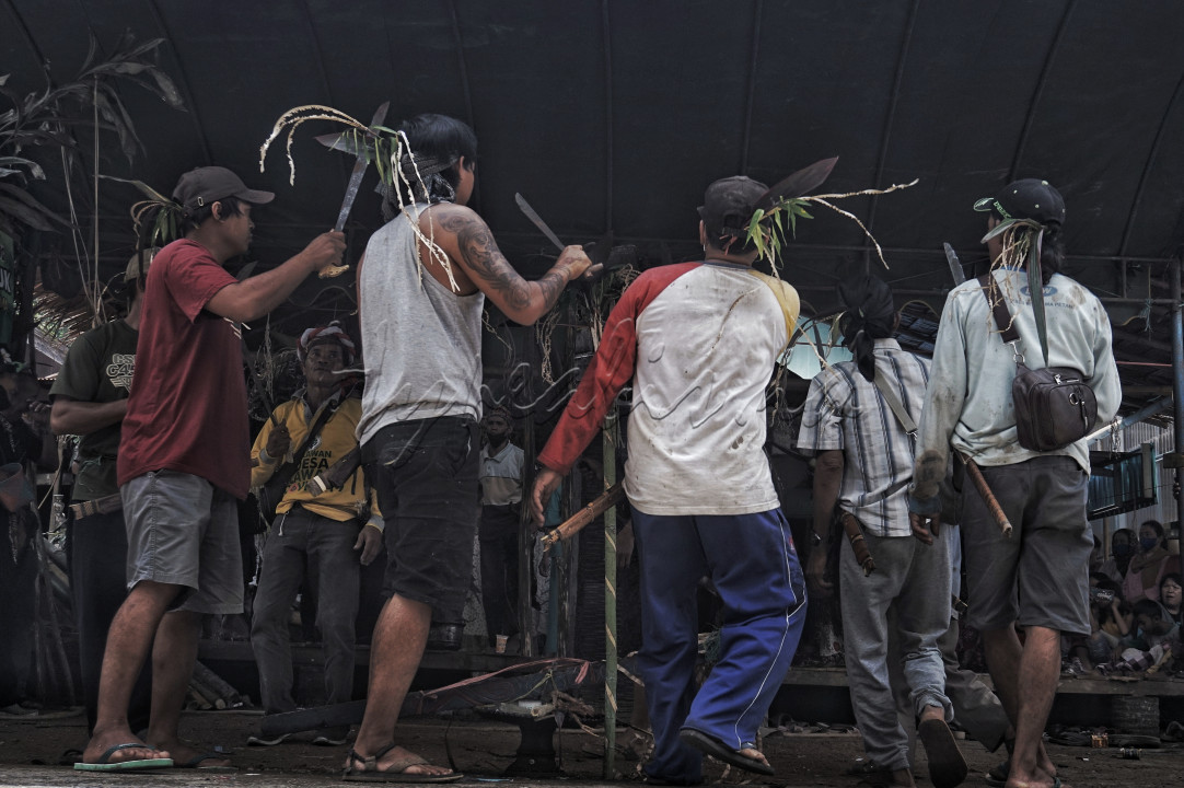 Ritual Tua yang masih dijaga dan dilakukan masyarakat sub dayak deyah didesa kapul, kec Halong, Kab Balangan Kalsel, buntang hajat bisa juga diartikan membayar nadzar ,dengan menghadirkan roh para leluhur Selain ritual yang bersifat sakral didalam ritual buntang hajat juga ada terdapat hiburan yang bis diikuti para tamu undangan atau masyarakat umum yaitu tari giring giring/gintur