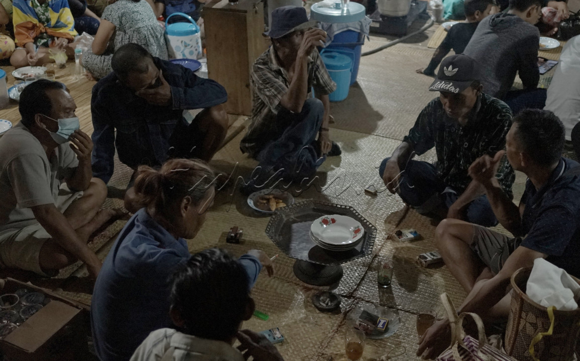 #lombafotobisnisindonesia<br />
#hypeabisid<br />
#BisnisIndonesiaFotoMusyawarah&nbsp;berasal dari kata Syawara yaitu berasal dari Bahasa Arab yang berarti&nbsp;berunding, urun rembuk atau mengatakan dan mengajukan sesuatu.<br />
Musyawarah sering juga kita lakukan dalam kehidupan sehari-hari seperti Dimasyarakat Dayak Deyah diDesa Kapul Kab.Balangan Kalsel juga mengenal musyawarah saat hendak memutuskan sesuatu atau melakukan aruh/selamatan ,seperti yang difoto ini, mereka melakukan musyawarah / sidang adat sebelum melakukan ritual buntang hajat.<br />
Budaya bermusyawarah ini sudah turun temurun hingga sekarang.