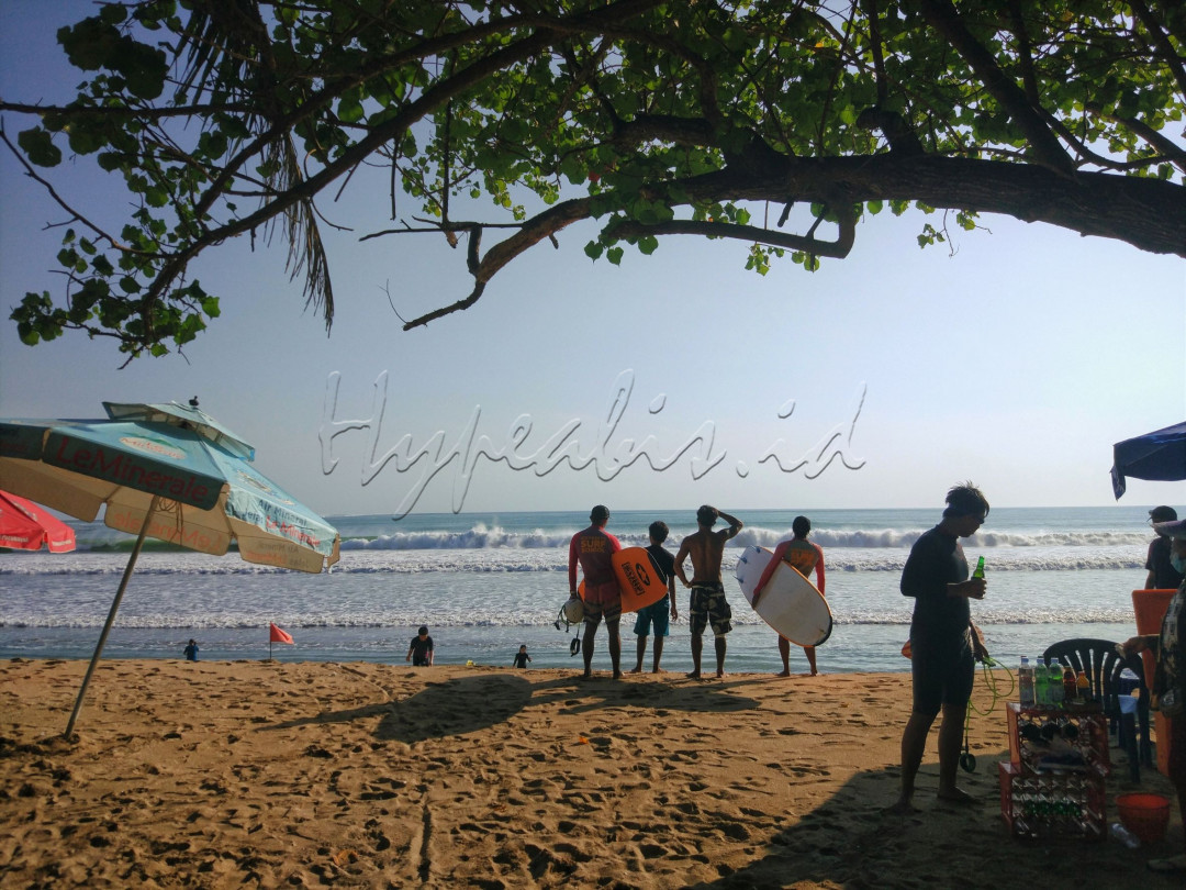Bali merupakan salah satu surga bagi para penikmat pantai dan peselancar, salah satu sudut pantai di kute bali masih terlihat sangat sepi dikarenakan pandemi, hampir sebagian sektor pariwisata di bali lumpuh karena pandemi, namun masyarakat bali tidak menmyerah dan mereka para anak pantai akan selalu ada dan berselancar menikmati gulungan-gulungan ombak di sepanjang pantai kute.<br />
<br />
Bangga Indonesia<br />
#Lombafotobisnisindonesia #Hypeabisid&nbsp;#Bisnisindonesiafoto