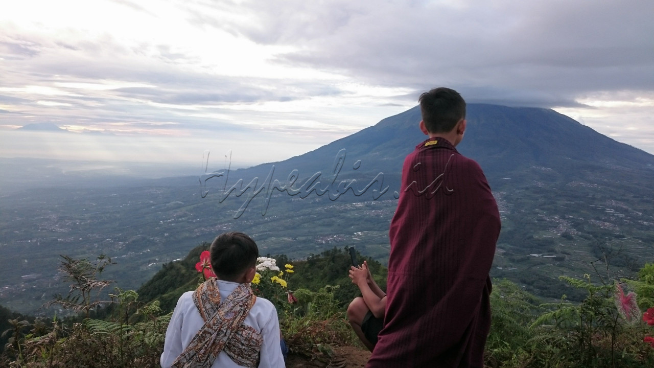 Gunung merbabu salah satu gunung termegah di jawa tengah ini sangan mempesona di lihat dari segala arah, salah satu gunung yang memiliki pemandangan yang indah ini menjadi idola bagi para pecinta alam khususnya para pendaki, maka tak heran disekitaran gunung ini banyak sekali beberapa objek pariwisata yang sangan mempesono, salah satunya disebelah gunung merbabu ini terdapat gunung telomoyo, bagi anak-anak sekitaran gunung telomoyo melihat gunung merbabu secara utuh dari puncak telomoyo adalah sebuah kegiatan yang menyenangkan, berkerukup sarung dan menikmati kemegahan paku bumi (gunung merbabu) di bagian tengah pulau jawa.<br />
<br />
Bangga Indonesia<br />
#Lombafotobisnisindonesia #Hypeabisid&nbsp;#Bisnisindonesiafoto