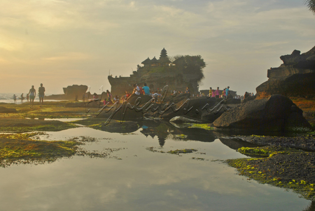 Tanah Lot salah satu pura penting bagi umat Hindu Bali dan lokasi pura terletak di atas batu besar yang berada di lepas pantai. Pura Tanah Lot merupakan ikon pariwisata pulau Bali. Selain itu salah satu&nbsp;obyek wisata terkenal di pulau Bali yang wajib di kunjungi. Karena saking terkenalnya tempat wisata di Bali ini, maka hampir setiap hari, objek wisata ini selalu ramai dengan kunjungan wisatawan.