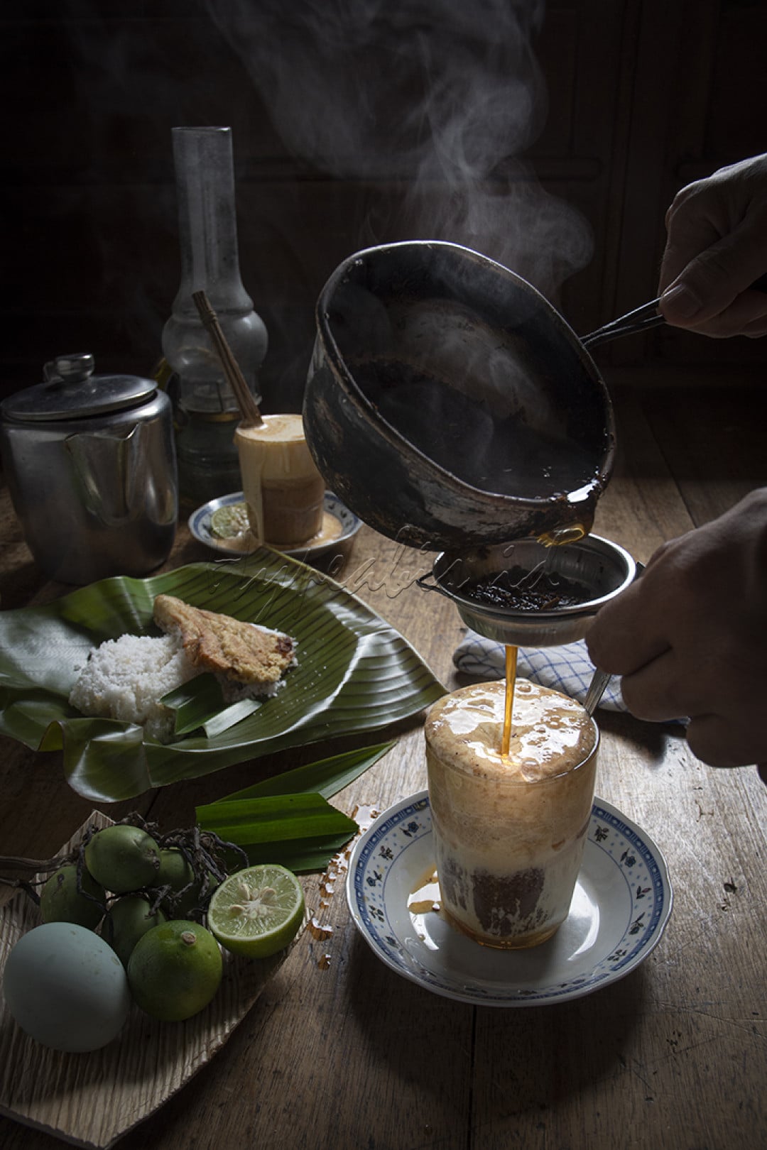 Teh telur atau yang lebih dikenal dengan teh talua adalah minuman khas Sumatra Barat yang dapat dijumpai di lapau, warung tradisional Minangkabau hingga restoran Padang. Minuman ini terdiri dari campuran teh, gula, dan telur dengan sedikit perasan jeruk nipis. Telur yang digunakan biasanya adalah telur bebek atau telur ayam kampung. Teh talua biasanya diminum oleh para petani yang hendak meladang, sebagai penambah stamina kerja.<br />
Cara membuat teh talua cukup mudah. Pertama-tama, telur bebek atau telur ayam kampung dikocok, dicampur sedikit susu dan gula, hingga berbusa. Setelah itu, seduh dengan air teh panas. Sedikit perasan jeruk nipis dapat ditambahkan untuk menyamarkan bau amis dari telur.<br />
Jika didiamkan sejenak setelah diseduh dengan air teh yang panas, teh talua akan menampilkan tingkat-tingkat. Tingkat atas dilapisi busa, tengahnya berwarna putih, dan dasarnya berwarna kecoklatan.