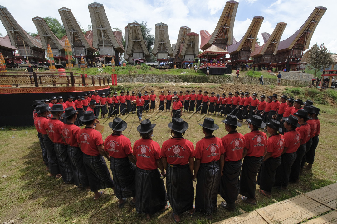 Ma'badong&nbsp;satu tarian gerak tari upacara asal dari&nbsp;Tana Toraja,&nbsp;Sulawesi Selatan. Tarian Ma'badong ini diadakan pada upacara kematian atau pada acara rambu solok yang dilakukan bersama bsecara berkelompok.
