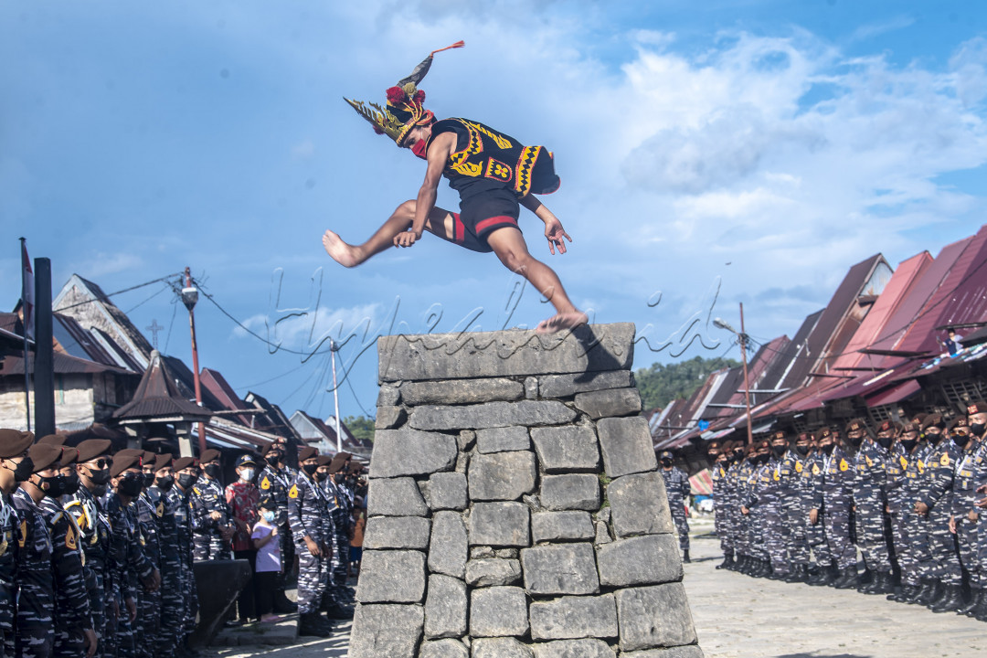 Seorang pemuda melompati hombo batu di Desa Wisata Bawomataluo, Nias Selatan, Sumatera Utara, Kamis (14/10/2021). Melompati batu tersebut merupakan tradisi bagi masyarakat desa adat Bawomataluo bagi para pemuda untuk menunjukan bahwa para pemuda laki-laki sudah dewasa dan siap untuk berperang.&nbsp;