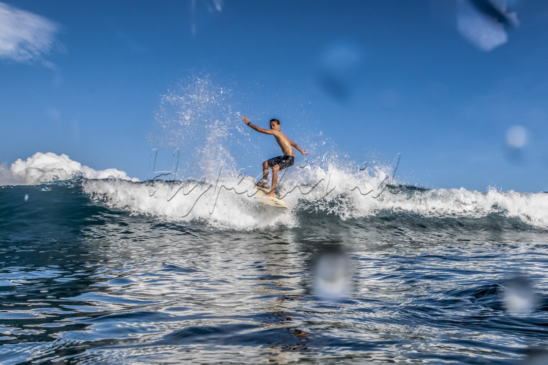 Surfer mancanegara bermain selancar (surfing) di Pantai Sorake, Nias Selatan, Sumatera Utara, Jumat (15/10/2021). Pantai Sorake selain sebagai lokasi wisata pantai juga merupakan lokasi bagi para pecinta surfing baik surfer lokal maupun mancanegara.&nbsp;