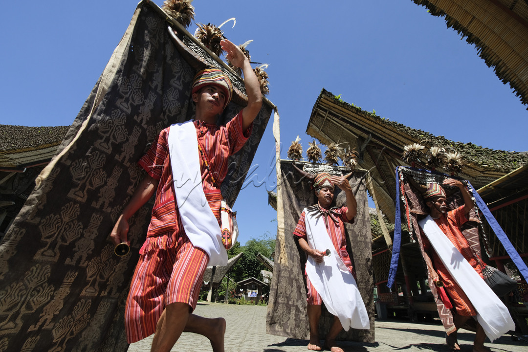 Tarian Manganda' adalah salah satu tarian yang dilestarikan di Toraja yang juga merupan tarian ritual pemujaan agama lokal Toraja yang di sebut Aluk Todolo. Tarian manganda' biasa dilakukan oleh kalangan pria dengan hiasan kepala dari tanduk kerbau asli, dan di hiasi logam tua serta menggunakan semacam bel yang berdering- dering dan di iringi dengan teriakan (kumalasi).