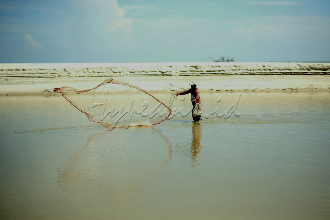 M.Said Harahap_08126403949_ Menjaring Ikan : Seorang nelayan tradisional menjaring ikan di pinggiran pantai Mangrove Kabupaten Serdang Bedagai Sumatera Utara. Dampak serius perubahan iklim membuat nelayan enggan melaut karena gelombang tinggi di perairan Sumatera Utara