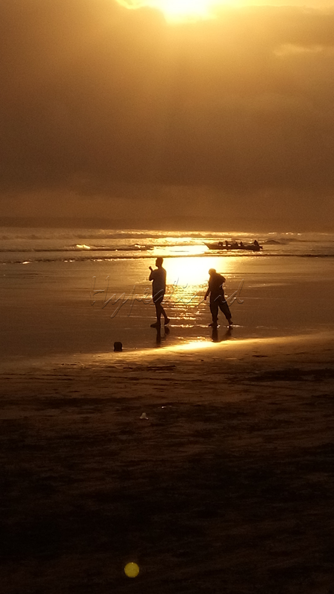 Betapa indahnya pantai Pangandaran dikala sunset tak bisa dilukiskan dengan kata kata.