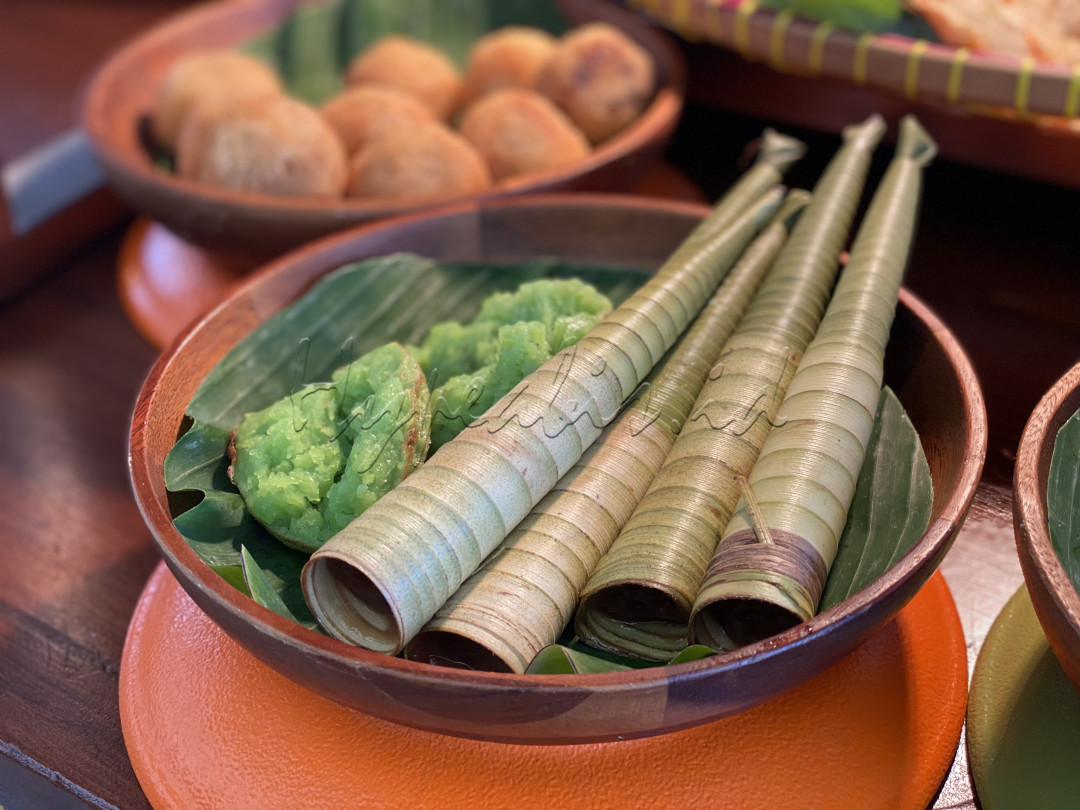<strong>Serba Serbi Jajanan Indonesia</strong><br />
Talam ubi, combro, misro, dan kue cucur bagian kebudayaan kental Indonesia. Jajanan khas yang <em>ngangeni</em> dan penuh nostalgia.