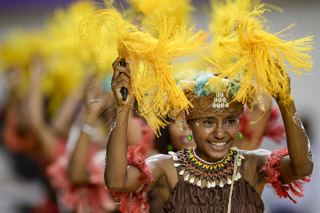 Sejumlah penari membawakan tarian Akhohoy di Istora Papua Bangkit, Kampung Harapan, Kabupaten Jayapura, Papua, Senin (4/10/2021). Akhohoy merupakan tarian kampung adat Yokiwa, yang memiliki makna mengangkat kebesaran sosok Ondoafi atau Kepala Adat yang dihormati masyarakatnya.<br />
<br />
&nbsp;