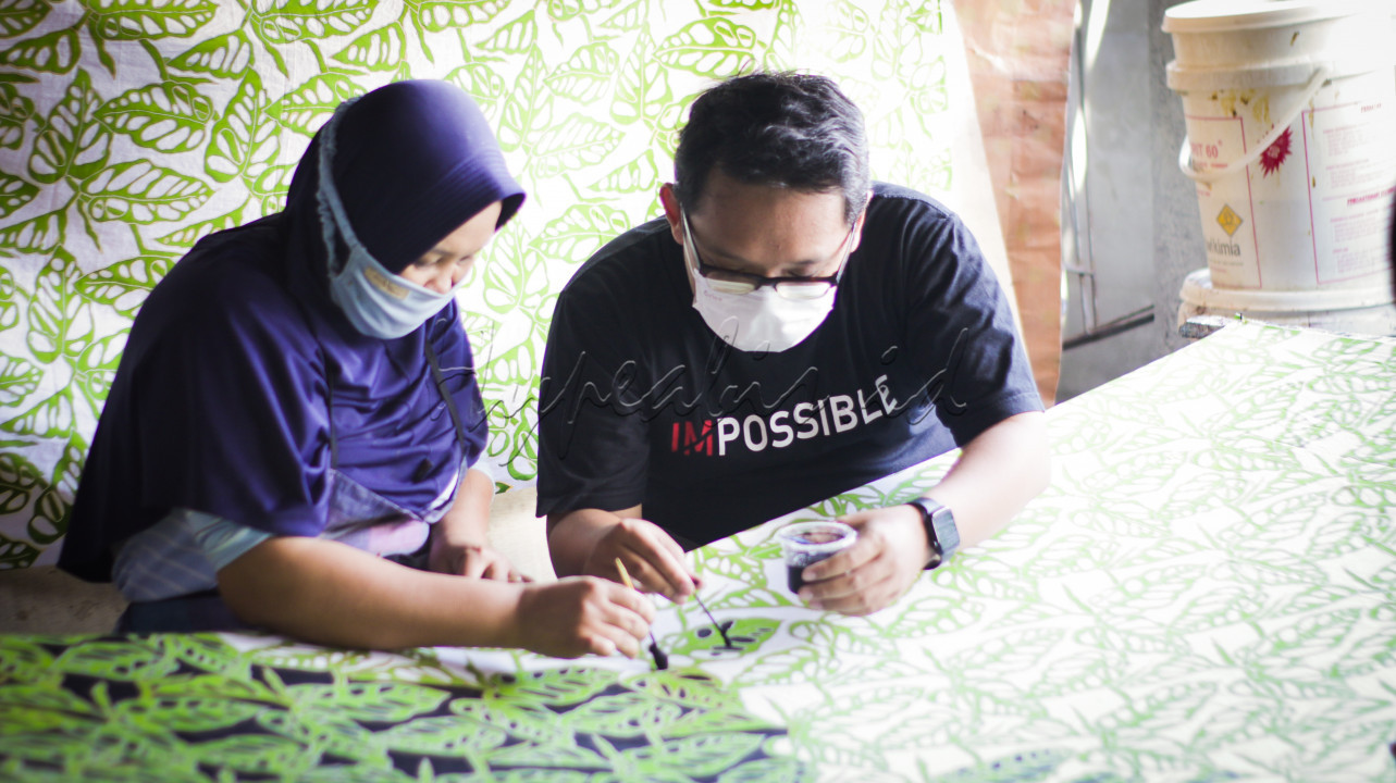 Batik menjadi salah satu budaya yang sangat luar biasa. Adanya nilai filosofi budaya yang selalu digambarkan dalam sebuah coretan batik tulis maupun cap.<br />
<br />
Tetapi hari ini ,batik menjadi stigma bahwasannya kuno atau ketinggalan jaman. Banyak anak muda generasi hari ini tidak mau mengenakan batik bahkan belajar pun mereka enggan. Padahal batik menjadi salah satu warisan budaya yang amat sangat indah dan memiliki ikon yang sangat luar biasa.&nbsp;<br />
<br />
Belajar dan melestarikan batik menjadi tanggungjawab kita bersama dalam melestarikan warisan budaya Indonesia yang diakui dunia.&nbsp;