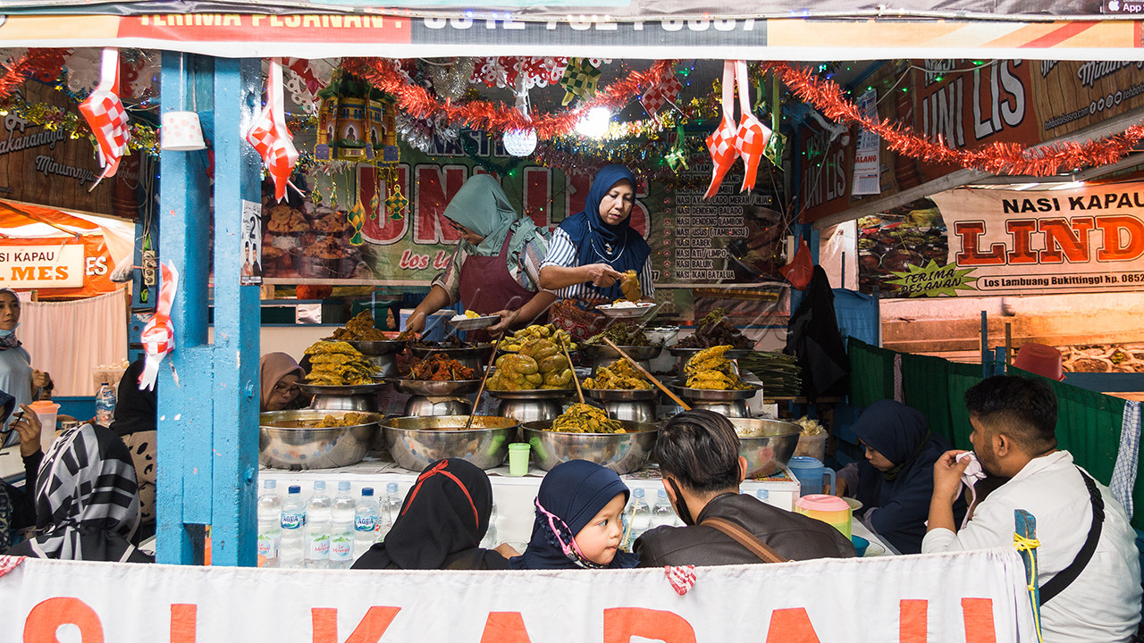 <strong>Los Lambuang</strong> arti harfiahnya adalah lorong lambung atau dapat diterjemahkan sebagai area pemuas nafsu makan. Area ini merupakan sentra makanan khas Minang, <em>Nasi Kapau</em> sejak tahun 1980-an. Merupakan destinasi wisata kuliner bagi para wisatawan lokal maupun luar negeri yang berlokasi di pasar <em>ateh</em>, pasar tradisional di Bukittinggi, Sumatera Barat.<br />
&nbsp;