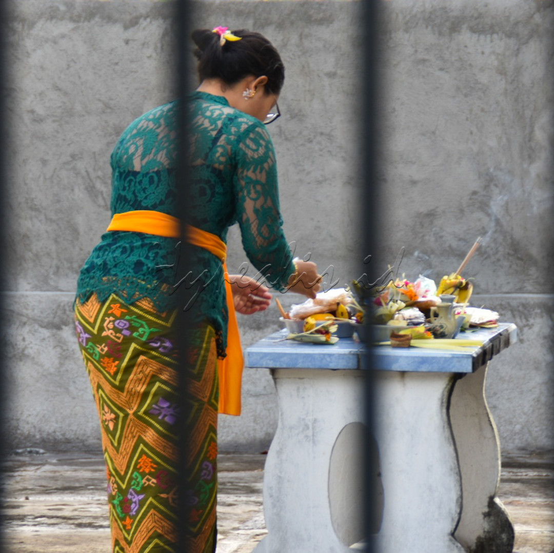 <strong>SembahYang Salah satu ritual umat Hindu di dalam Pura.</strong>