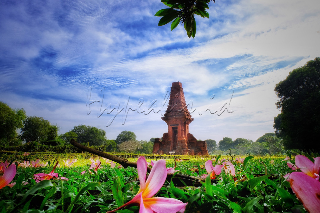 Candi Bajangratu terletak di Dukuh Kraton, Desa Temon, Kecamatan Trowulan, Kabupaten Mojokerto. Candi berbentuk gapura paduraksa ini menjadi salah satu jejak kemegahan Majapahit di masa silam.<br />
Diduga nama Bajangratu ada hubungannya dengan Raja Jayanegara dari Majapahit. Jayanegara dinobatkan tatkala masih berusia&nbsp;bajang&nbsp;atau masih kecil, sehingga gelar Ratu Bajang atau Bajangratu melekat padanya.