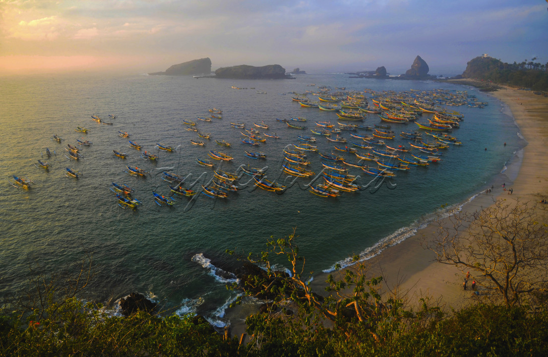 Panorama Tanjung Papuma saat pagi hari,&nbsp; puluhan perahu bersandar di pinggir pantai yang terletak di Desa Lojejer,&nbsp; Kecamatan Wuluhan,&nbsp; Kabupaten Jember, Jawa Timur. Indah,&nbsp; memesona dan bernuansa mistis khas laut selatan Jawa. Pantai ini menjadi penanda atau tapal batas wilayah selatan Kabupaten Jember dengan Samudera Hindia.&nbsp;<br />
&nbsp;