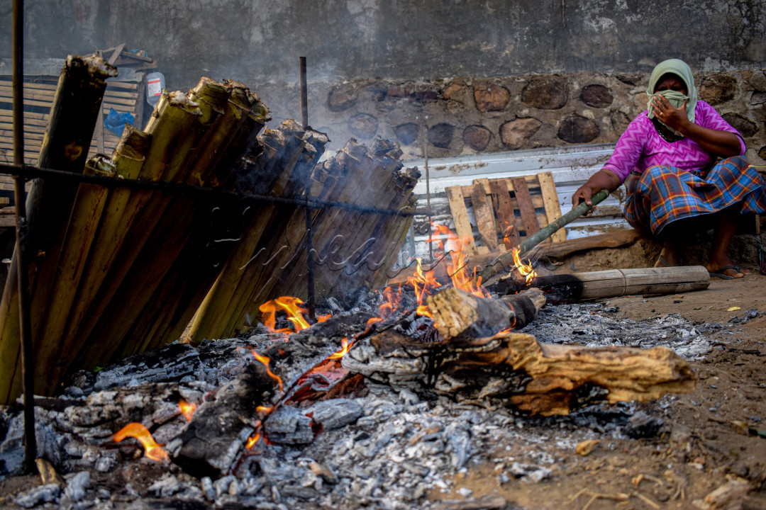 Para pembuat makanan tradisional lemang masih terus eksis diantara gempuran makanan moderen.Lemang adalah penganan dari beras ketan yang dimasak dalam seruas bambu, setelah sebelumnya digulung dengan selembar daun pisang. Gulungan daun bambu berisi beras ketan dicampur santan kelapa ini kemudian dimasukkan ke dalam seruas bambu lalu dibakar sampai matang.