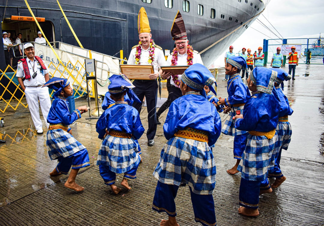 Para Awak kapal pesiar antusias melihat atraksi Tari Gandrang Bulo yang disuguhkan anak-anak saat sandar di Pelabuhan Makassar. Tarian Gandrang Bulo adalah tarian khas tradisional masyarakat Sulawesi Selatan, Makassar. Tarian ini diiringi oleh tabuan gendang dan tabuhan bambu, kata &ldquo;Gandrang Bulo&rdquo; yang memiliki arti yaitu Gandrang yang berarti tabuhan atau pukulan dan bulo yang berarti bambu