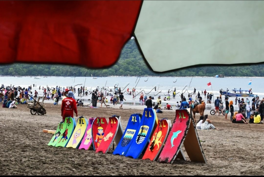 Bangkitlah Pariwisata Indonesiaku<br />
.<br />
Semenjak dunia dilanda covid 19 sangat terlihat dan dirasakan sepinya wisatawan yang berlibur baik wisatawan domestik maun wisatawan Internasional karean di berlakukannya pembatasan dan lock down di berbagai negara.<br />
.<br />
salah satu tempat wisata pantai pangandaran di Jawa Barat dua tahun ke belakang semenjak tingginya angka covid 19 sempat di tutup anjloknya pariwisata Indonesia banyak hilangnya pekerjaan dan lain - lain.<br />
.<br />
dan setelah tidak di berlakukanya PPKM kemuadian tempat wisata mulai perlahan di buka kembali. tidak terkecuali pantai Pangandaran Jawa Barat semakin ramai di kunjungi wisatawan, semoga pariwisata kita bangkit kembali dan aman dari segala gangguan seperti wabah covid 19