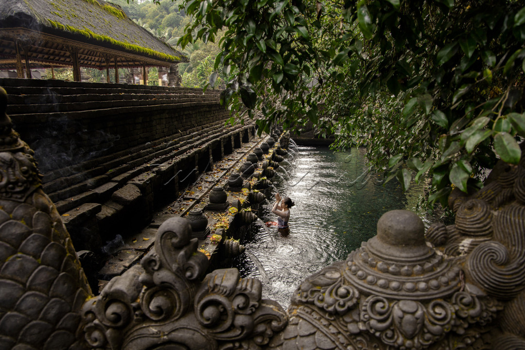 tirta empul<br />
sebuah tempat berupa kolam,yang airnya bersumber dari mata air alami<br />
tirtaempul sendiri merupakan salah satu objek wisatawan,baik domestik maupun mancanegara<br />
masyarakat hindu di bali, menggunakan lokasi ini sebagai sarana pembersihan diri, baik secara rohani dan jasmani yang biasanya disebut dengan istilah "melukat"
