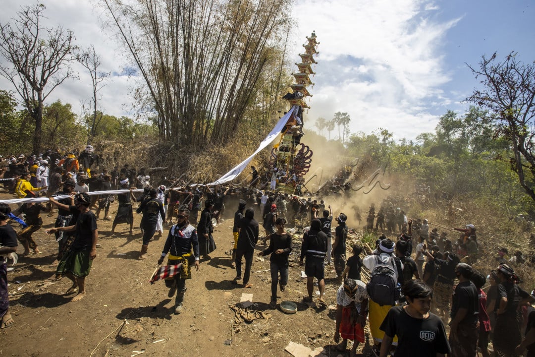 ngaben masal<br />
ngaben merupakan prosesi pengembalian unsur unsur kehidupan dalam ajaran agama hindu bali,ngaben masal di laksanakan setiap 5/10 tahun sekali<br />
tujuan di laksanakan masal adalah untuk menekan biaya dari kegiatan ngaben ini<br />
dengan rasa kebersamaan, warga menggontong tmpat ngaben menuju kuburan desa,dengan jalur yg terjal dan berdebu,semua proses di laksanakan bersama sama dan kekeluargaan