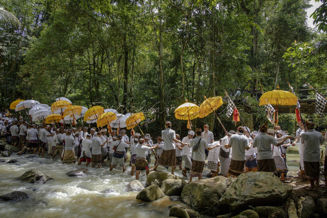 penyucian<br />
penyucian simbol simbol dewa dalam agama hindu, Melasti<br />
melasti di laksanakan umat hindu di bali, untuk menyucikan simbul dewa sblm melaksanakan sebuah upacara besar<br />
prosesi melasti ini termasuk unik,karena jalur yang di lalu melewati sungai unutk menuju ke sumber mata air sebagai sarana pembersihannya