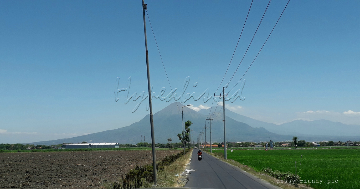 Gunung penanggungan difoto dari daerah Sidoarjo