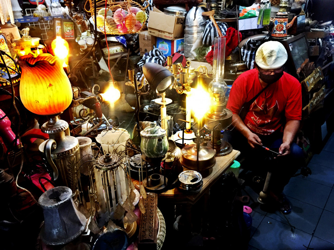 &nbsp;barang barang antik banyak penggemarnya dan ada pasar khususnya. di kota Solo pasar ini di jadikan tempat pariwisata.