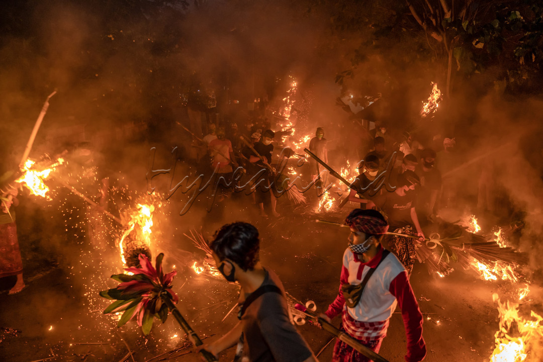 Ritual budaya Ngemumu adalah sebuah tradisi budaya unik di Desa Manggis, Karangasem untuk menetralisir unsur-unsur negatif yang bisa mempengaruhi keharmonisan alam dan kehidupan manusia. Dilaksanakan setahun sekali sebelum&nbsp; perayaan Nyepi Adat,&nbsp; warga desa berjalan beriringan membawa mumuan yang terbuat dari daun kelapa kering yang diikat, dihias dan dirangkai dengan bambu yang dibakar sebagai simbol unsur negatif yang dimusnahkan. Sepanjang jalan desa menajdi lautan api yang beriringan menuju kuburan desa. Ritual unik ini menjadi atraksi yang sangat diminati wisatawan mancanegara dan menjadi buruan fotografer luar negeri.<br />
&nbsp;