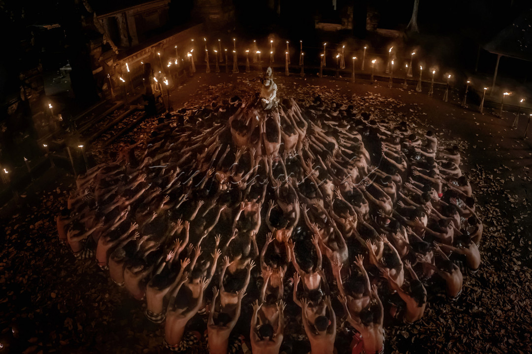 Tari kecak adalah seni tari yang berasal dari Bali. Tari kecak merupakan ritual shangyang atau tradisi menolak bala yang diselipkan kisah Ramayana di dalamnya. Tari kecak menceritakan tentang pencarian Permaisuri Shinta, Raja Rama dibantu oleh Hanoman. Hanoman lalu memporakporandakan tempat penyekapan Permaisuri Shinta dengan membakarnya. Seni tari kecak ini dipertunjukkan oleh puluhan penari laki-laki yang duduk berbaris dengan pola melingkar dan dengan irama tertentu menyerukan "cak, cak, cak" serta mengangkat kedua lengan.<br />
<br />
&nbsp;