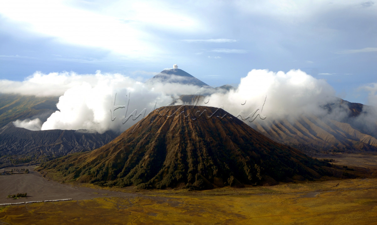 Gunung Bromo di Probolinggo&nbsp; Jawa Timur merupakan tempat wisata yang sangat menarik<br />
Waktu yang tepat untuk meninkmati pemandangan tersebut adalah saat pagi hari, atau saat Matahari mulai terbit<br />
Foto memperlihatkan saat Gunung Bromo sedang mengeluarkan asap putih dari kawahnya dan di depanya ada Gunung Batok, serta Gunung Semeru sebagai latar belakangnya.