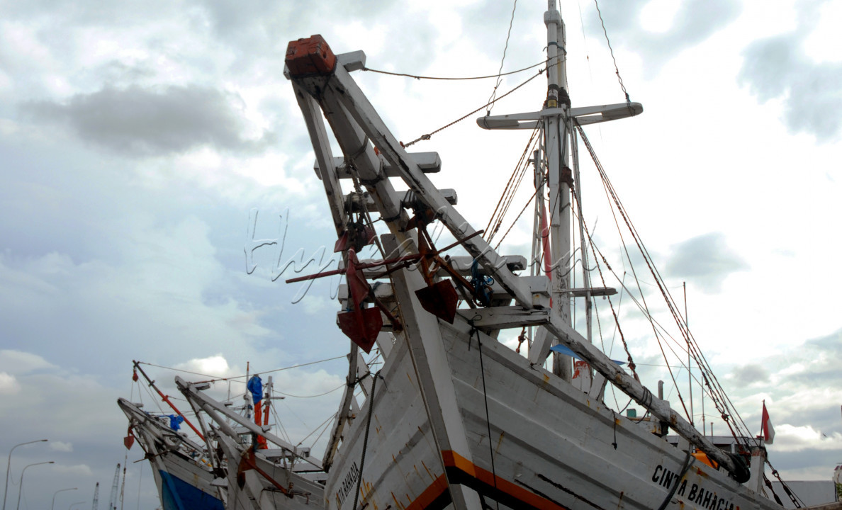 Pelabuhan Sunda Kelapa, terletak di Jakarta Utara<br />
Pelabuan yang terkenal sebagai tempat wisata dan tempat angkutan barang menggunakan kapal keluar pulau.<br />
Pemandangan kapal yang sedang bersandar di pelabuan , pemandangan yang bagus untuk di abadikan.
