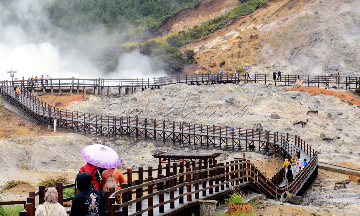 Kawah Sikidang , berada di kawasan Dieng, Banjarnegara<br />
Kawah tersebut menjadi tempat wisata yang indah untuk dikunjungi<br />
Pengunjung dapat melihat kawah yang mengeluarkan asap putih tebal, dari jarak yang dekat, dengan akses jalan yang sudah disediakan.