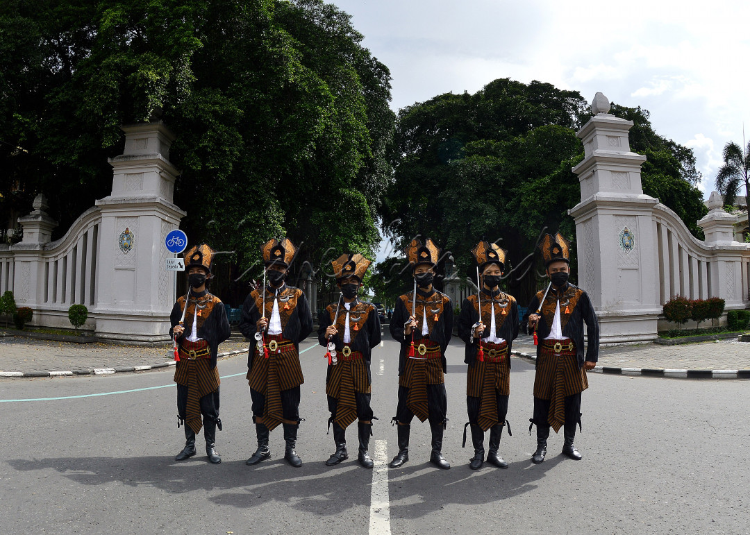 <div>Pariwisata kota Solo, Jawa Tengah, mulai dibangkitkan dengan ditempatkannya beberapa pasukan Prajurit Kraton Kasunanan, dibeberapa sudut seperti di pintu utama pasar Ghede, pasar Klewer, sepanjang jalan Sudirman, perempatan Gladag serta di Kraton sendiri.<br />
Hal ini bisa ditemui dan bisa diajak selfie setiap hari Sabtu dan Minggu.</div>