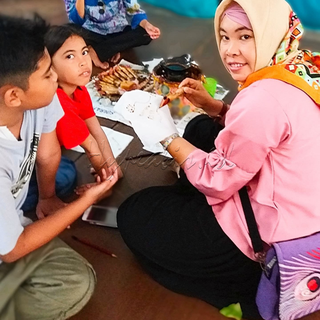 Belajar menggunakan canting dan variaai warna batik serta mengajarkan kepada anak-anak