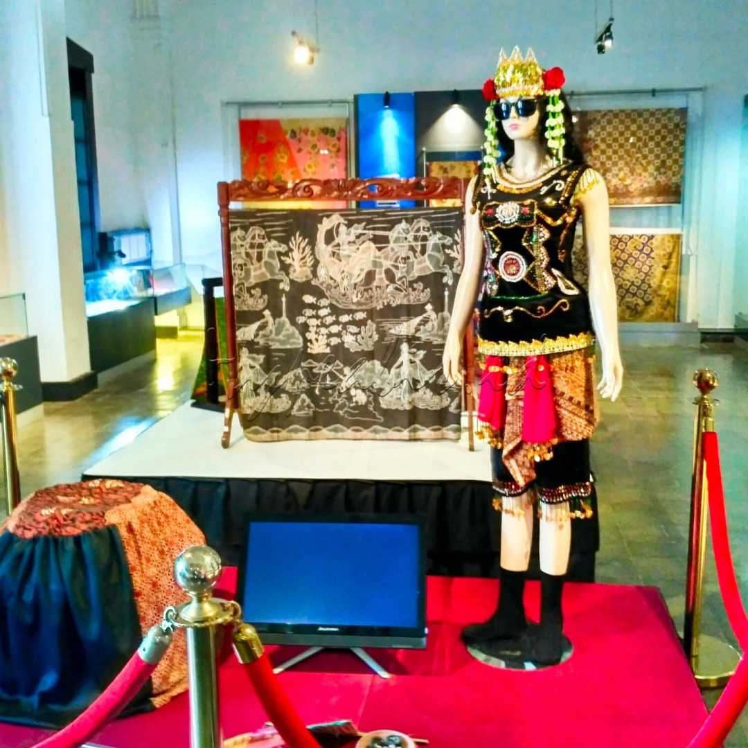 Dengan mengunjungi museum batik Pekalongan Jawa Tengah, kita dapat belajar langsung cara pembuatan batik, cara menggunakan canting dll , kami sekeluarga belajar membatik serta membawa anak-anak untuk belajar sejarah serta langsung praktek membuat batik
<div>&nbsp;</div>