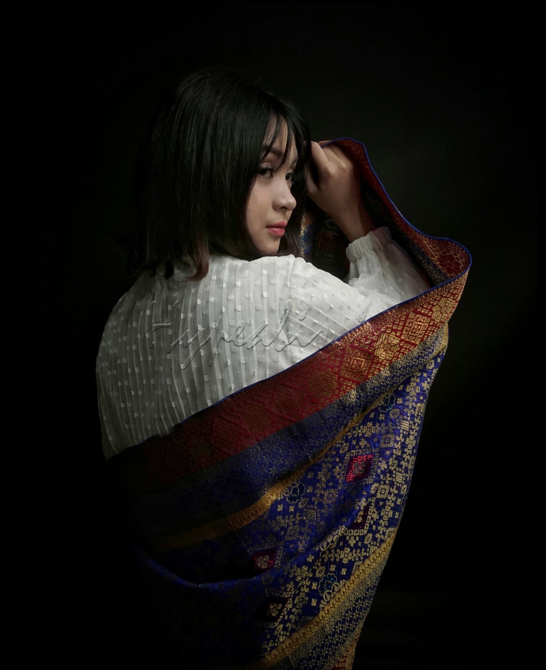 Songket yang merupakan kain tradisional yang berasal dari tanah air ini patut diperkenalkan ke seluruh dunia. Karena dengan memakai kain songket membuat wanita lebih percaya diri dan tampil cantik.<br />
Motif kain songket yang indah dan berfilosofi, dapat dileburkan dengan ragam fashion modern sehingga tercipta sinergi.