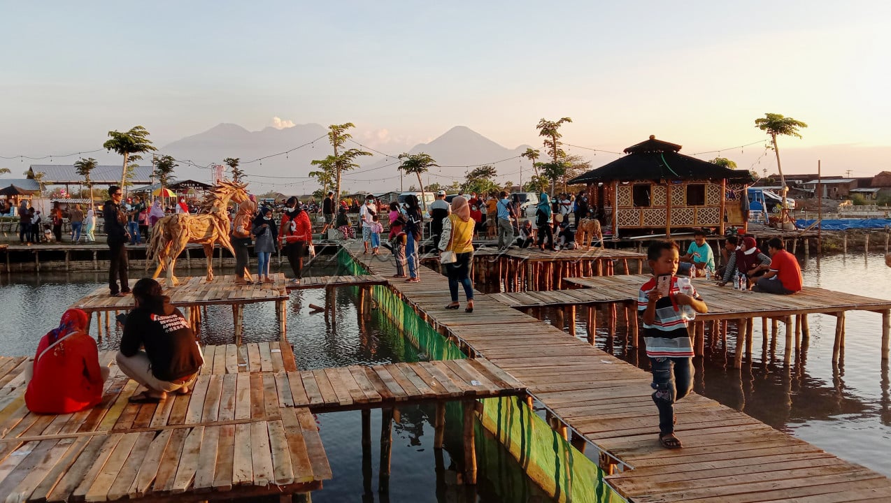 Desa wisata ini bernama Yussar Fishing &amp; Playground. Letaknya di desa Kalidawir kec Tanggulangin, Sidoarjo, Jawa Timur. Yussar adalah nama keluarga yg mempunyai lahan. Dengan berkolaborasi masyarakat setempat menjadikan tempat ini menjadi desa wisata. Sore hari dan malam tempat ini begitu indah&nbsp;