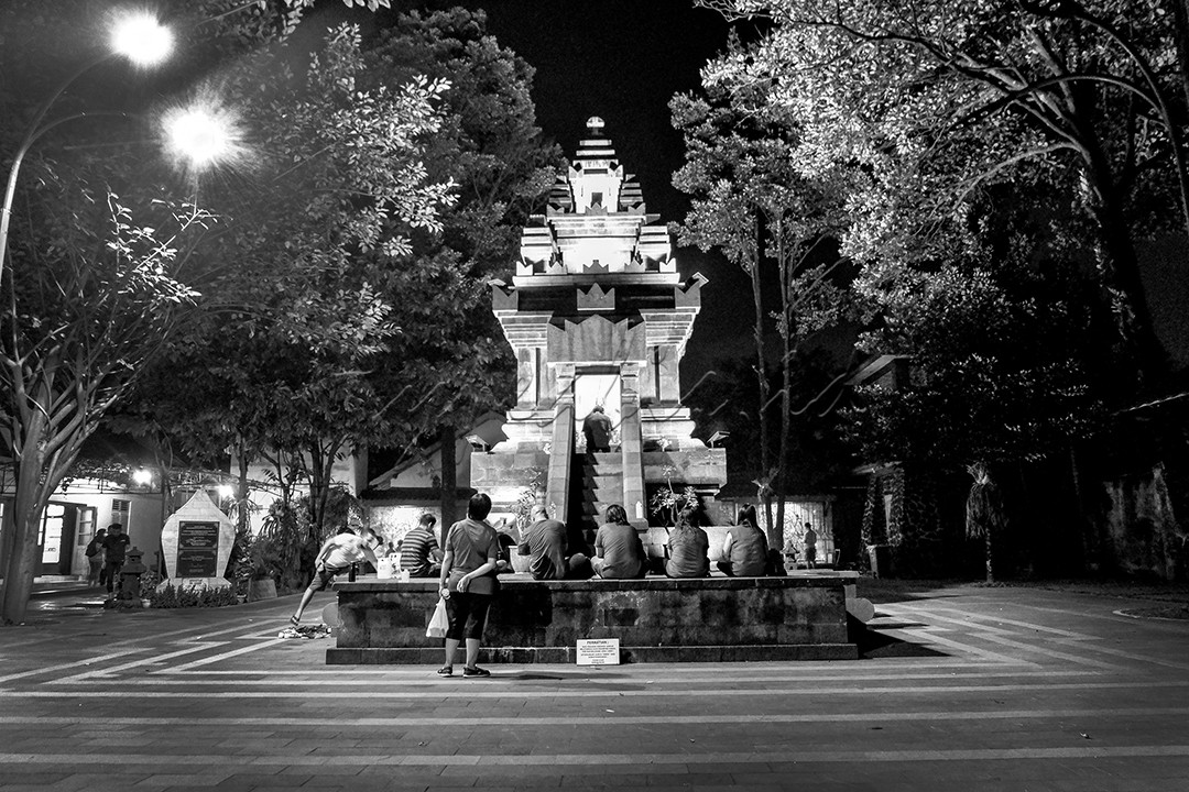 Candi Hati Kudus Tuhan Yesus Ganjuran merupakan candi peninggalan orang Belanda yang mencintai budaya jawa. Berdiri pada tahun 1927, Candi Ganjuran didirikan oleh Keluarga Schmutzer. Dua bersaudara Julius Schmutzer dan Joseph Schmutzer mencintai budaya jawa dan ingin memperdalam tentang kebudayaan jawa.<br />
<br />
Candi Ganjuran diresmikan pada 11 Februari 1930. Tiga tahun setelah berdiri, keluarga Schmuzter mengurus perizinan untuk meresmikan bangunan candi tersebut. Awalnya, candi didirikan untuk dijadikan prasasti bagi keluarga Schmutzer sebagai ungkapan syukur yang diterima.<br />
Nilai toleransi yang ada pada Gereja Ganjuran sudah terjalin sejak awal berdirinya Candi Hati Kudus Tuhan Yesus Ganjuran ini. Masyarakat sekitar sudah terbiasa menerima orang baru atau orang lain dari latar belakang manapun. Sehingga ketika berdiri Gereja Ganjuran, masyarakat sangat terbuka bagi siapa saja.