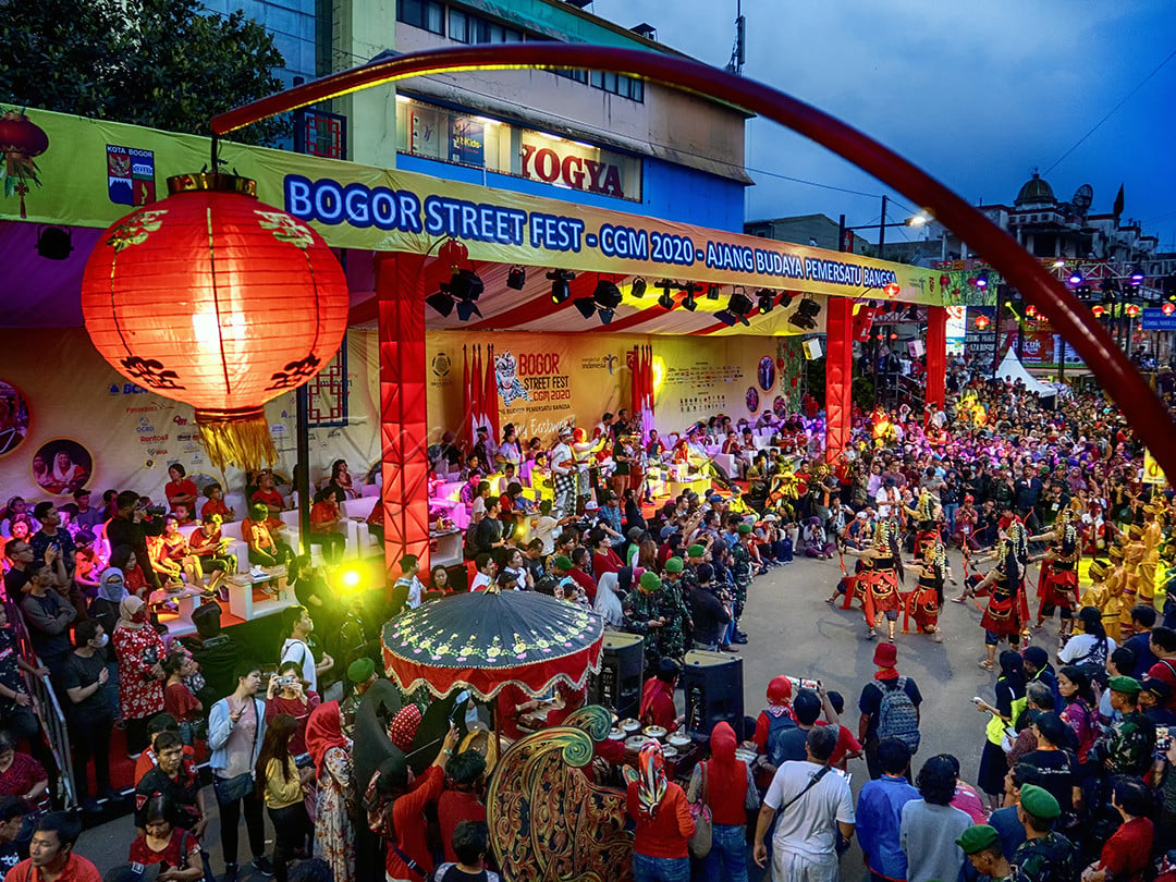 Festival yang setiap tahunnya mengangkat tema "Ajang Budaya Pemersatu Bangsa" ini akan dimeriahkan oleh 25 kelompok barongsai-liong, beragam tarian daerah serta pawai baju adat 34 provinsi.<br />
Kembali kepada nilai Tuhan, peka terhadap lingkungan, membangun persatuan, mengelola sumber daya secara tepat, hingga berlaku adil. Oleh karena itu, Wangsit Siliwangi sengaja dihadirkan di Bogor Street Festival CGM 2020 untuk menambah rasa nasionalisme masyarakat.