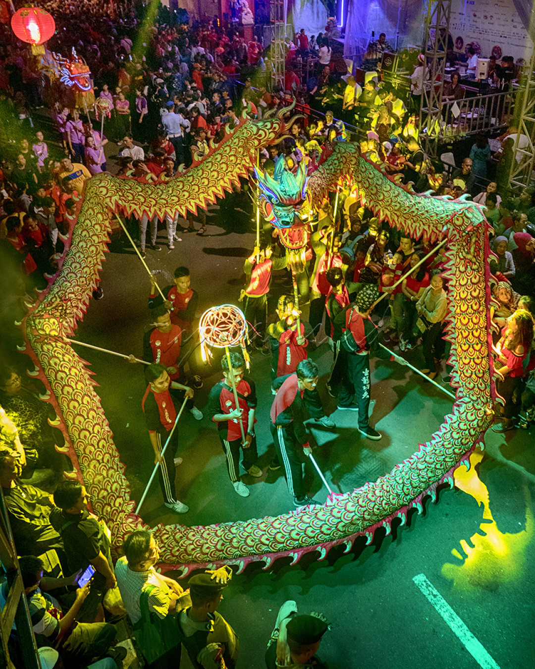 Salah satu pertunjukan utama pada Bogor Street Festival adalah Liong Dance.&nbsp;Puncak perayaan Cap Go Meh 2020 ini dimeriahkan oleh 40an barongsai dan 16 Liong dari 25 kelompok.<br />
Kelompok barongsai yang tampil berasal dari&nbsp;Bogor, dan beberapa kota sekitarnya seperti Cianjur, dan Sukabumi.<br />
Pengunjung rata-rata menunggu kehadiran barongsai dan liong yang menjadi ciri khas perayaan baik saat Imlek maupun&nbsp;Cap Go Meh.<br />
Bogor Street Festival merupakan ajang acara kebudayaan pemersatu bangsa Indonesia.