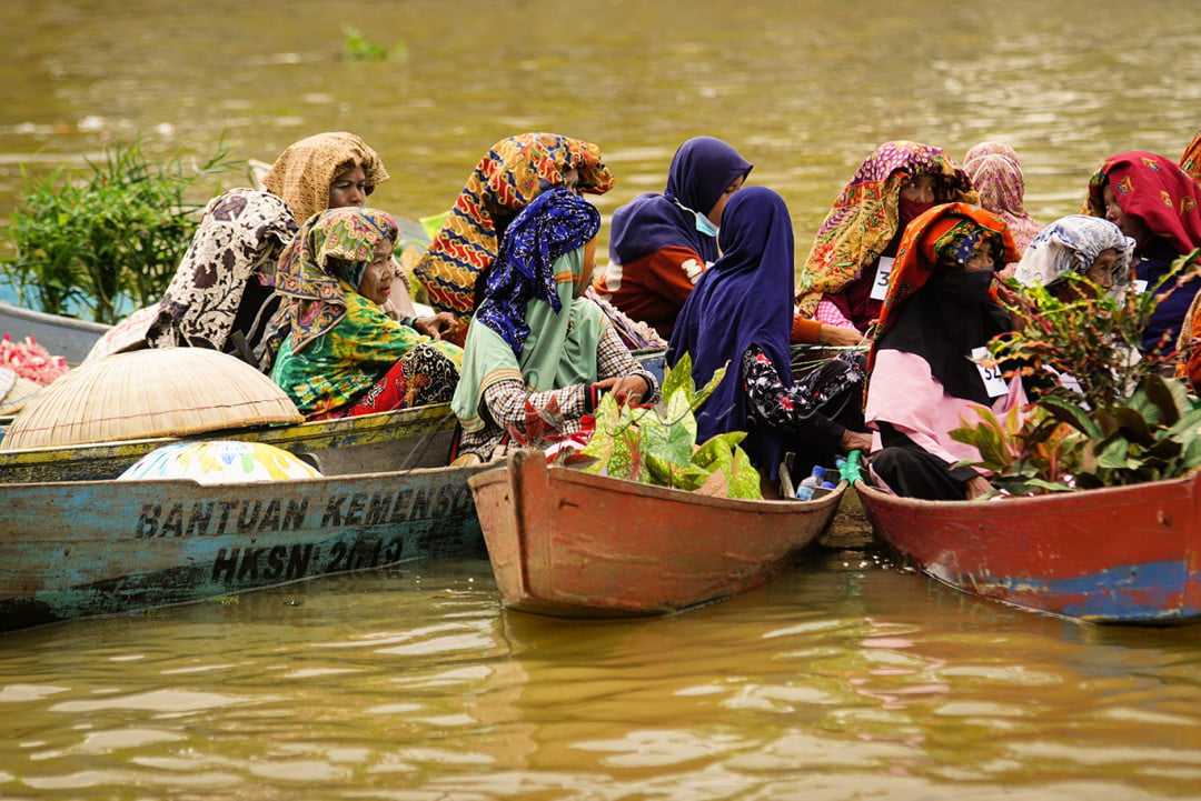 Acil (ibu ibu ) dipasar terapung Lok Baintan santai menunggu wisatawan&nbsp;