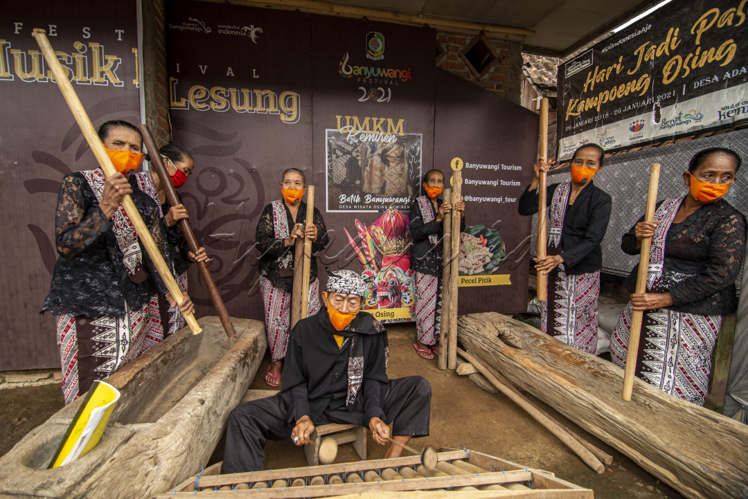Musik merdu mengalun dari Sanggar Genjah Arum, Desa Adat Kemiren, Banyuwangi. Enam orang nenek memegang alu, ditabuhkan pada lesung padi. Inilah Othek, tradisi memainkan alat musik khas Suku Osing. Alat musik tradisional bisa diciptakan dari kebiasaan sehari-hari. Suku Osing di Banyuwangi misalnya, menjadikan lesung sebagai alat musik. Ini adalah hiburan mereka ketika sedang menumbuk padi.<br />
&nbsp;