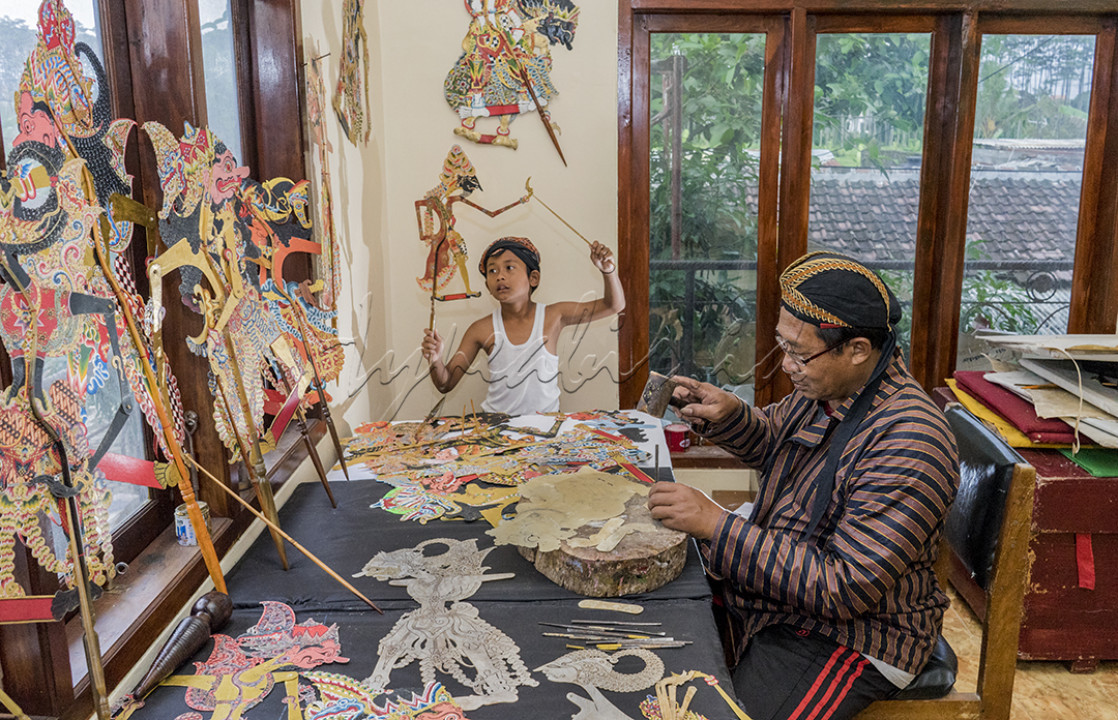 Pewaris Budaya Bangsa, Cucu Pak Suyit selalu ada disampingnya saat dia membuat dan memahat wayang kulit, dia memainkan wayang yang ada ditangannya layaknya dalang sedang berpentas.