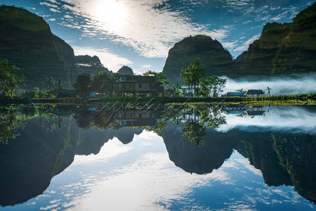 pagi yang indah di rammang rammang Maros Sulawesi Selatan,bikin pengunjung susah move on dari lokasi ini, bagaimana tiidak, suasana hening di desa berua ini sangat damai, suara burung serta suara binatang lainnya sangat jelas terdengar dsini.