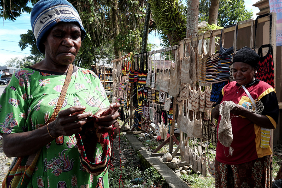 Tas Noken adalah kerajinan khas papua yang bahan dasar utamnya adalah kulit kayu tertentu di anyam sampai berbentuk tali kecil dan kemudian di rajut, ada yang menambahkanya dengan buanga anggreak serta dahanya yang mempunya kwalitas dan harga yang tinggi dan yang paling murah terbuat dari benang nilon, tas ini di kerjakan mama mama atau mace orang papua menyebutnya, tas ini ada yang besar dan kecil yang besar biasa buat sayur atau gendong Bayi dan yang kecil biasa di gunakan bawah kebutuhan nginang atau tempat dompet dan smart phone dan lainya.