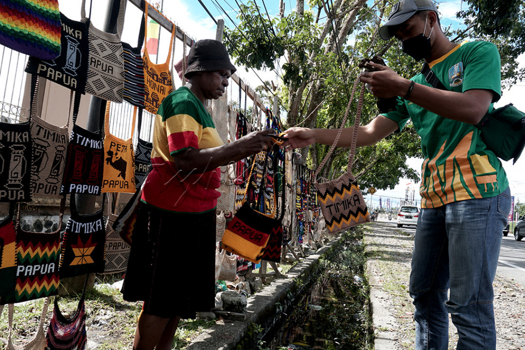 Atlit PON XX PAPUA dari jawa timur membeli oleh oleh tas NOKEN